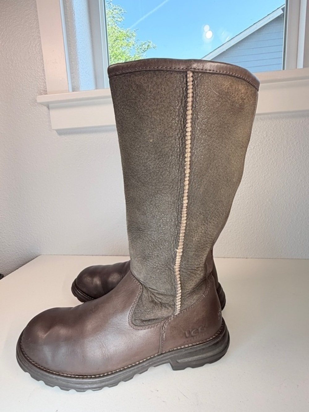 UGG Australia womens Sheepskin Lined Brown Leather Winter Boots Size 9